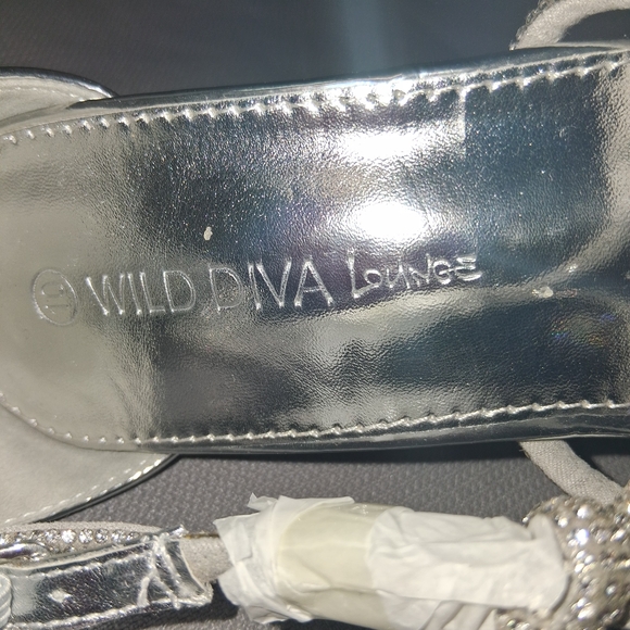 Wild Diva Louges Shiny Silver Strappy Heels Size 10 - Picture 2 of 15